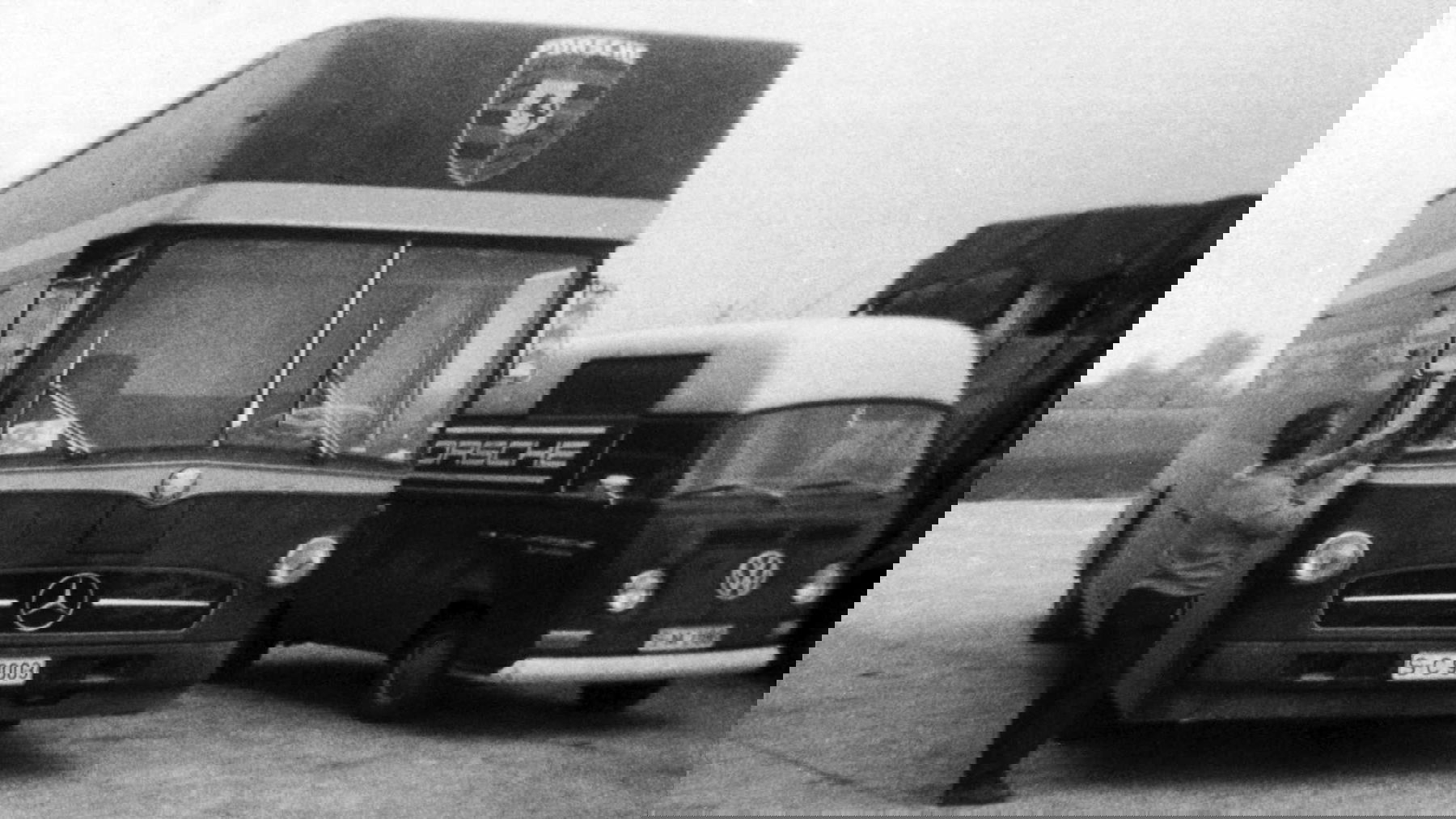 Porsche Renndienst Mercedes Bus neben Porsche Renndienst VW Transporter