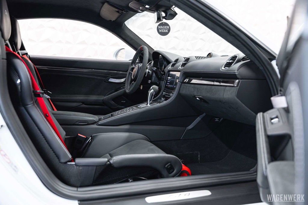 Porsche 718 Cayman GT4