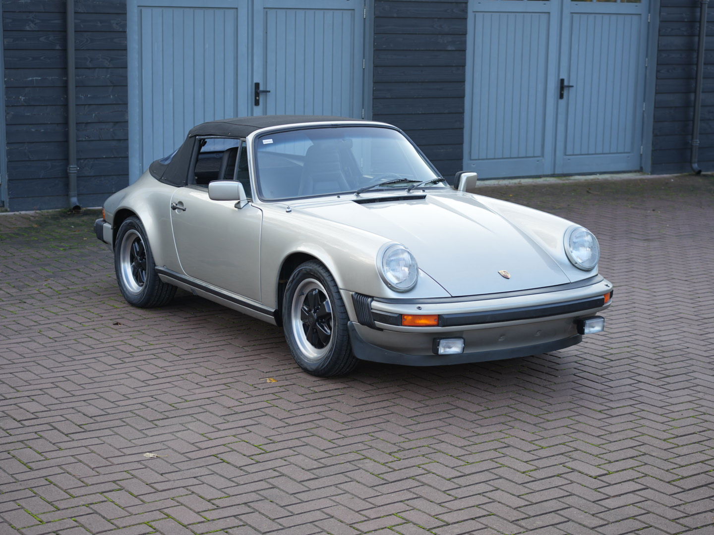 切手35007 Porsche 911 SC (US) 1983 - elferspot.com - Marketplace for Porsche