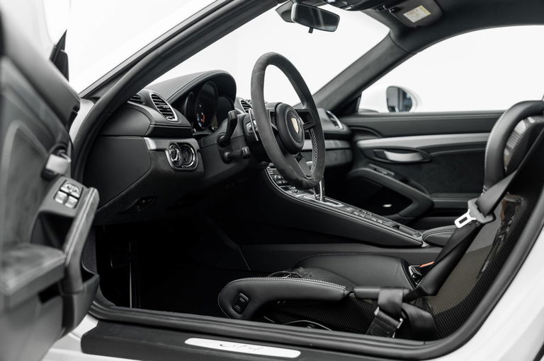 Porsche 718 Cayman GT4