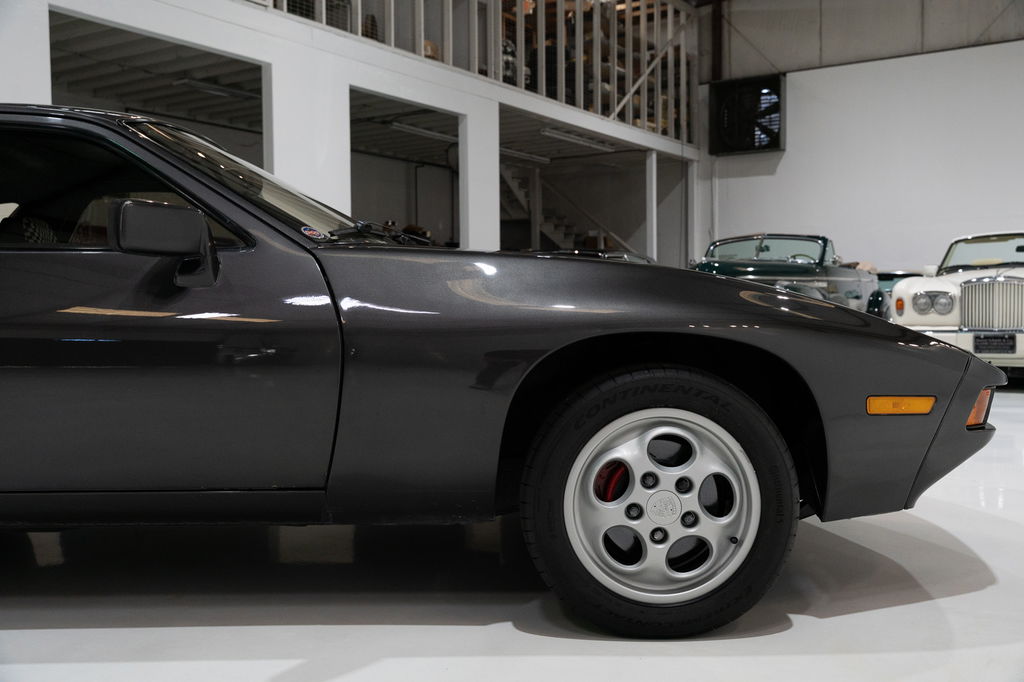 Porsche 928