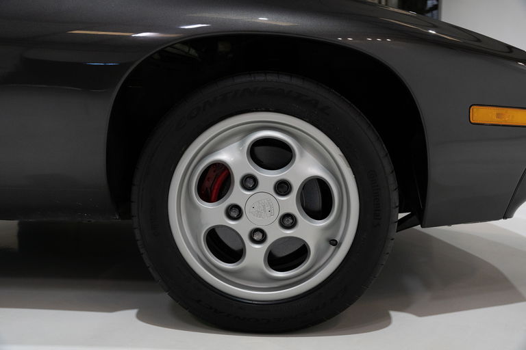 Porsche 928