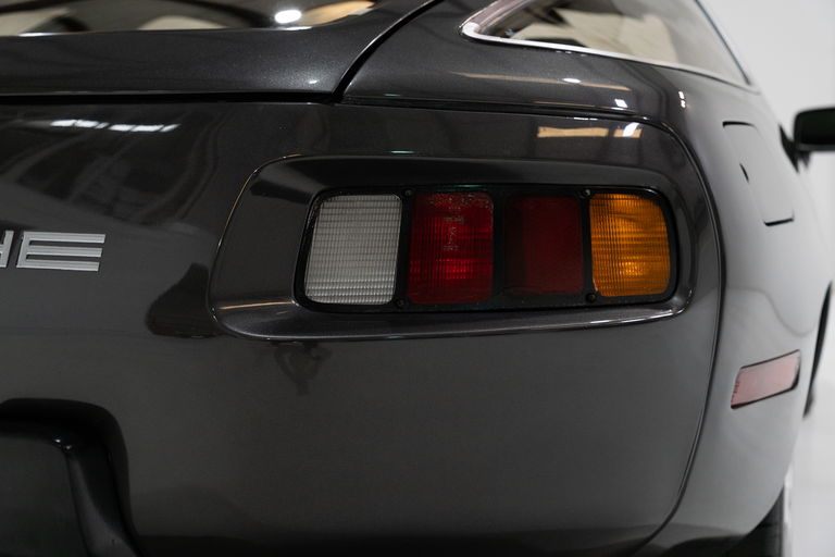 Porsche 928