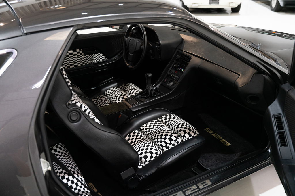 Porsche 928