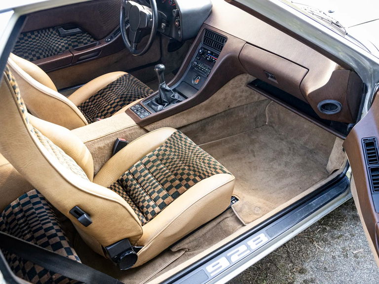 Porsche 928