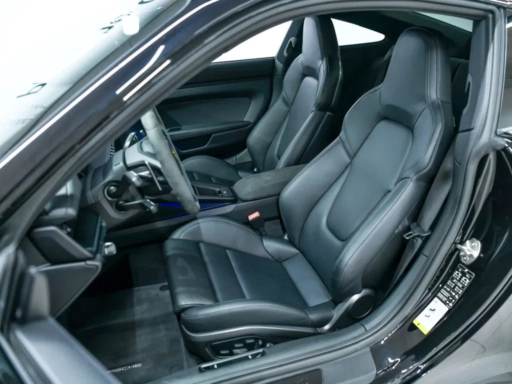 Porsche 992 Carrera 4 GTS