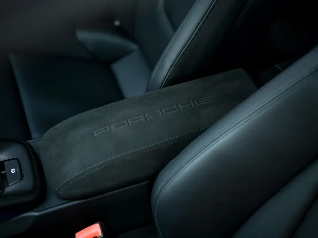 Porsche 992 Carrera 4 GTS