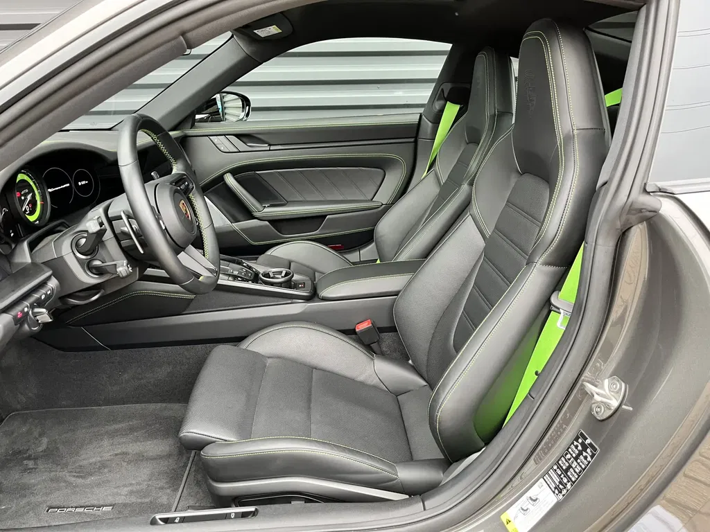 Porsche 992 Carrera 4 GTS
