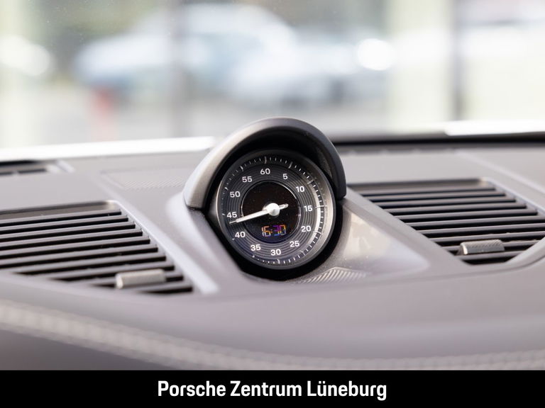 Porsche 992 Carrera 4 GTS