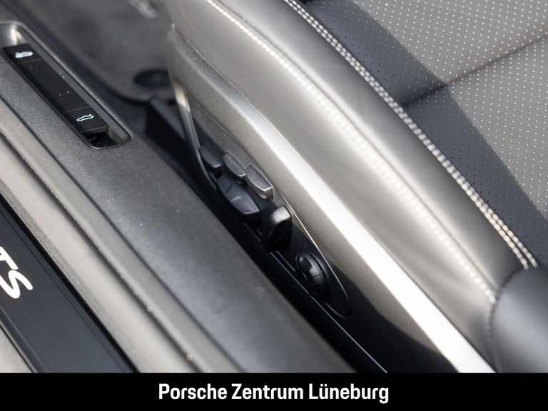 Porsche 992 Carrera 4 GTS