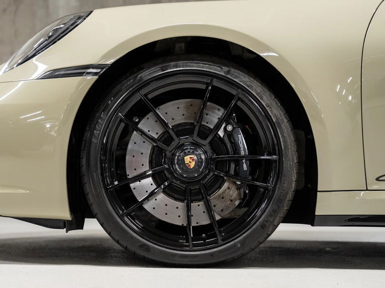 Porsche 992 Carrera 4 GTS