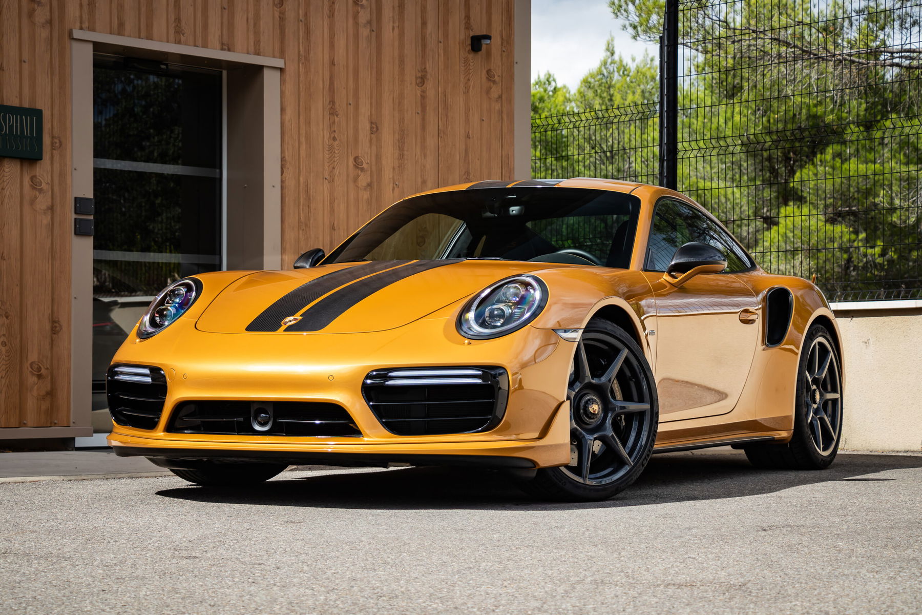 Porsche Exclusive 911 turbo S 限定1000台 2018 Porsche 911 | www.driveHCC.com