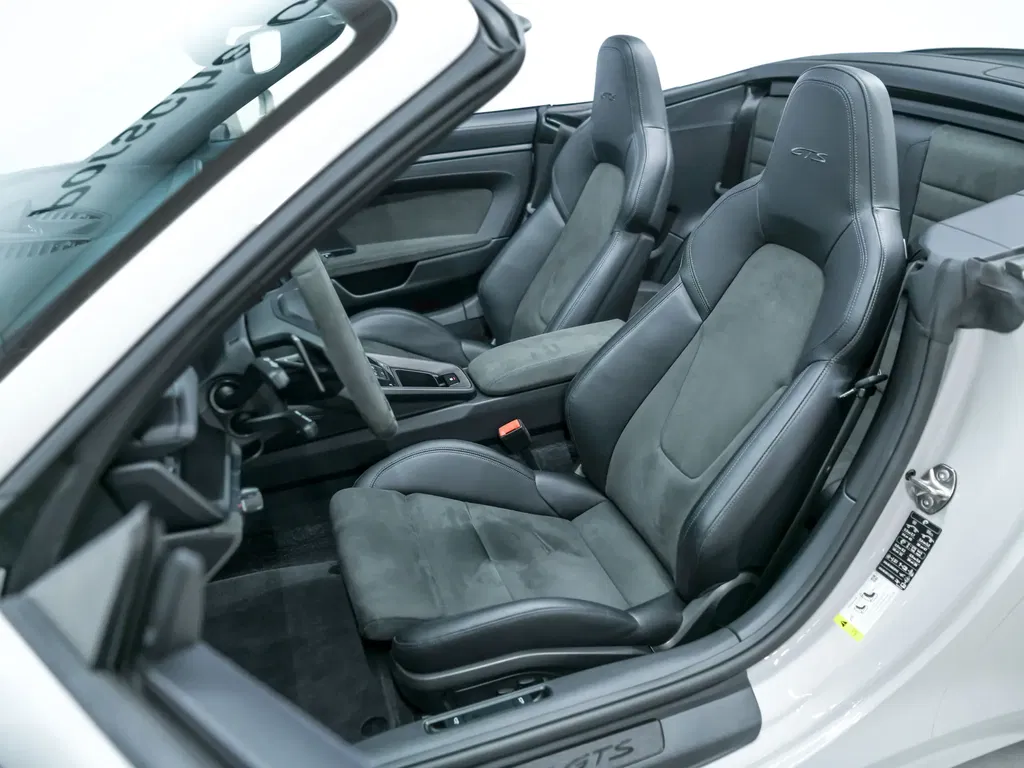 Porsche 992 Carrera 4 GTS