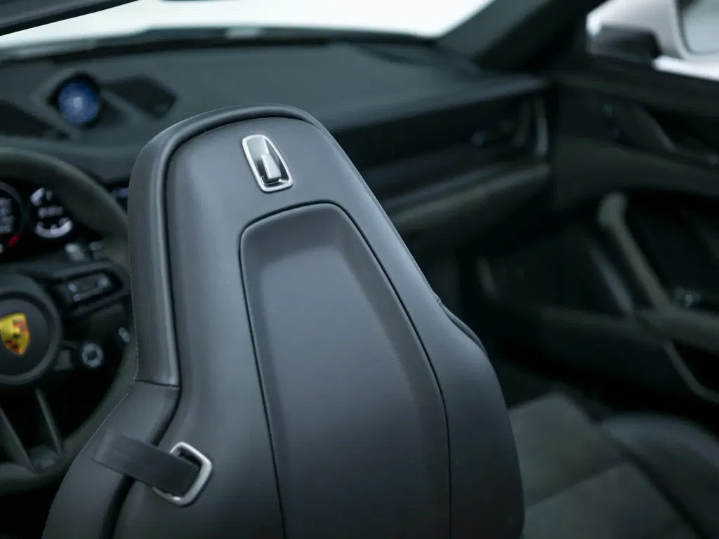 Porsche 992 Carrera 4 GTS