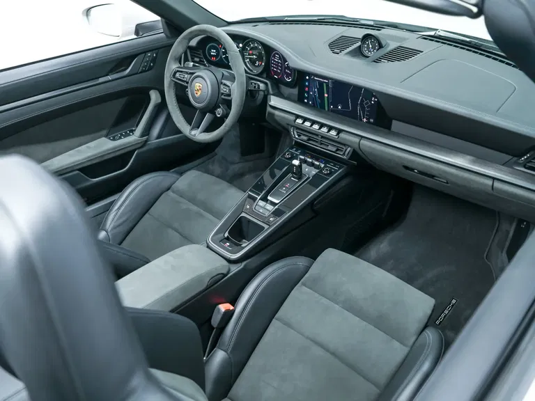 Porsche 992 Carrera 4 GTS