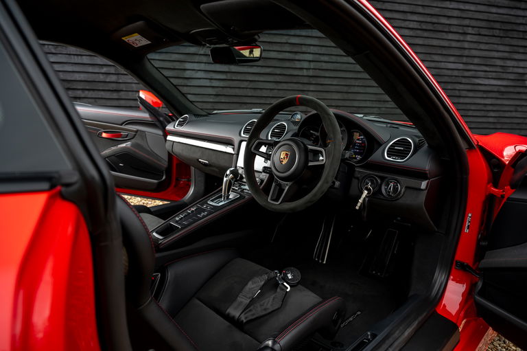 Porsche 718 Cayman GT4