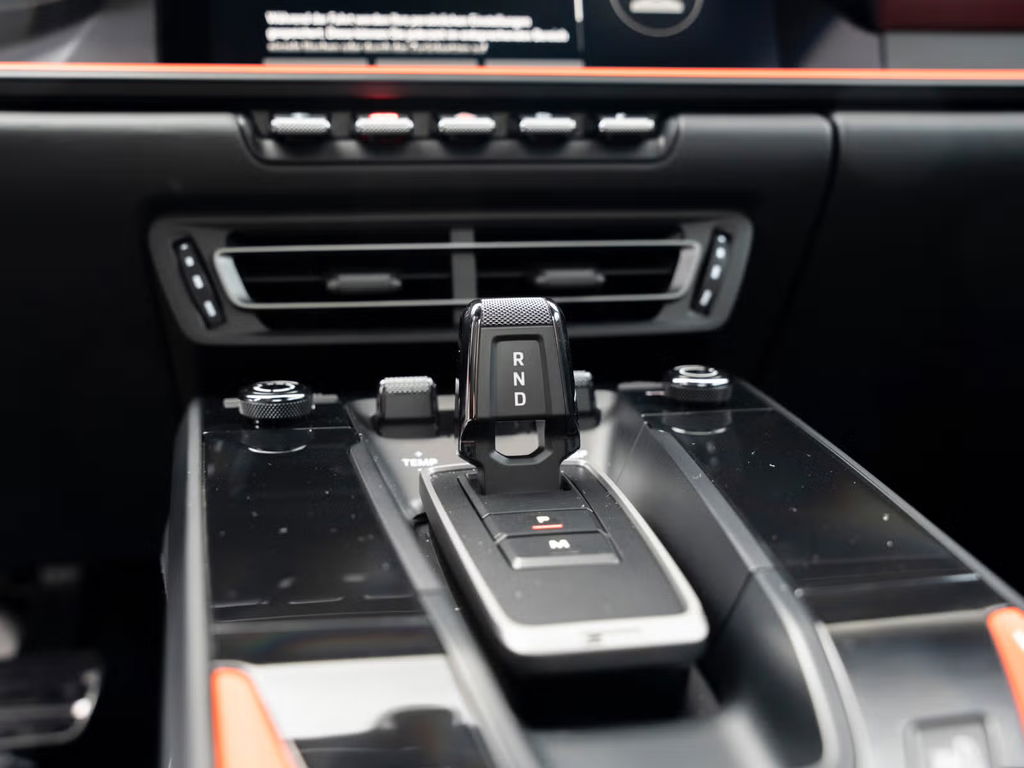 Porsche 992 Carrera 4 GTS