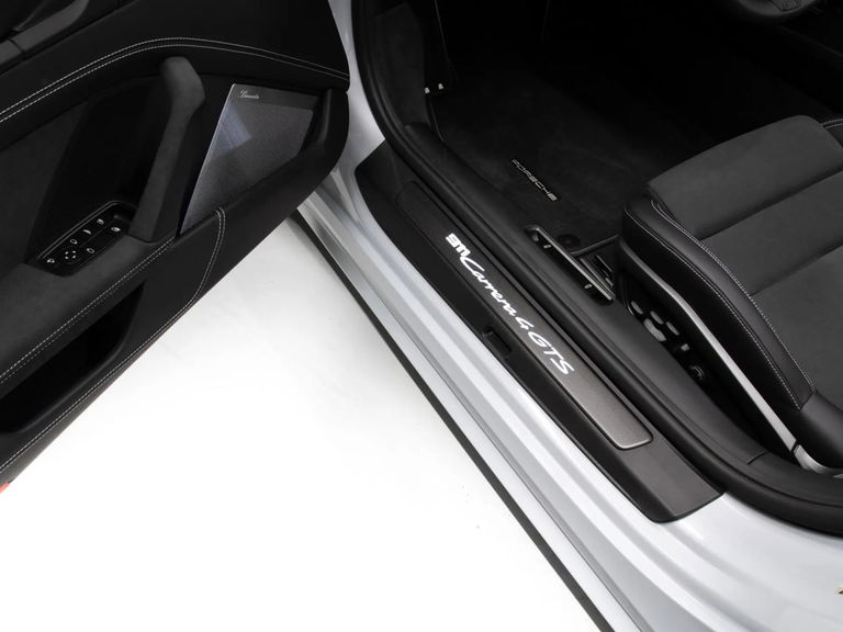 Porsche 992 Carrera 4 GTS