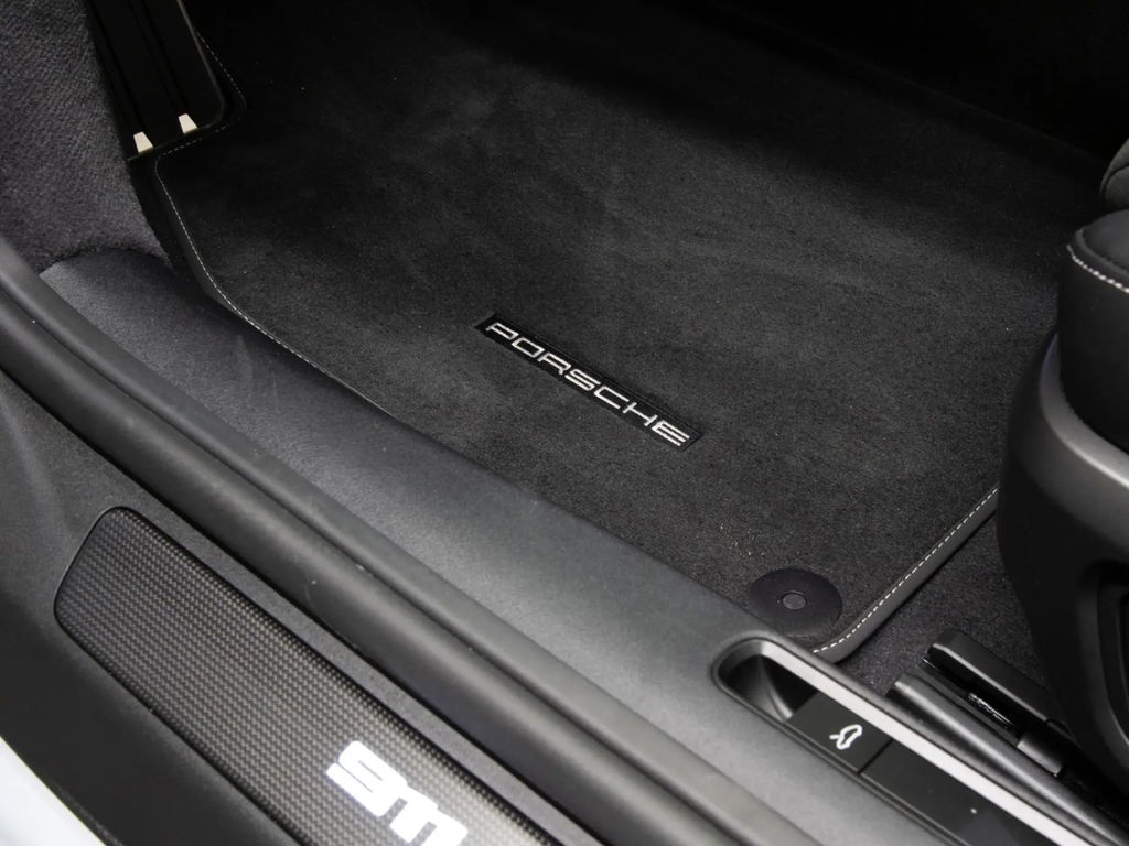 Porsche 992 Carrera 4 GTS