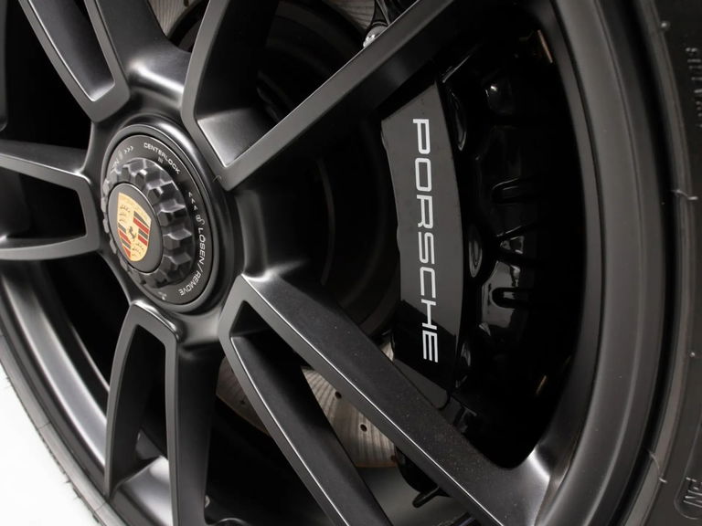 Porsche 992 Carrera 4 GTS