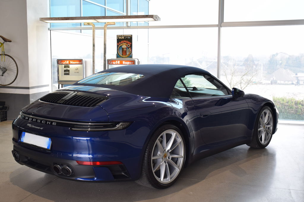 Porsche 992 Carrera 4