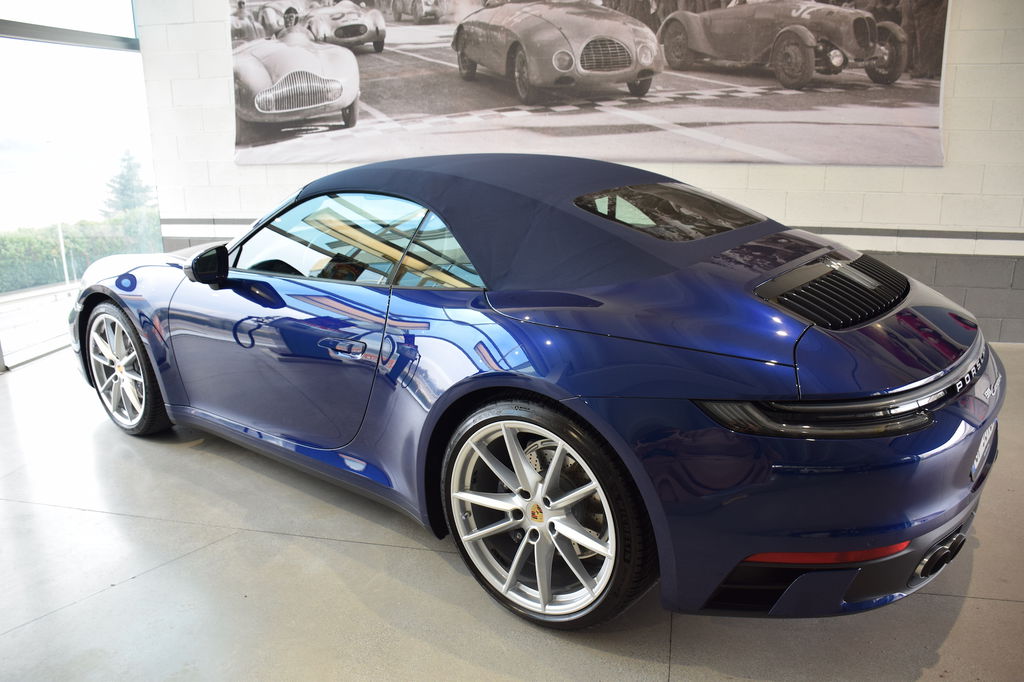 Porsche 992 Carrera 4