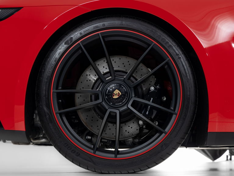 Porsche 992 Carrera 4 GTS