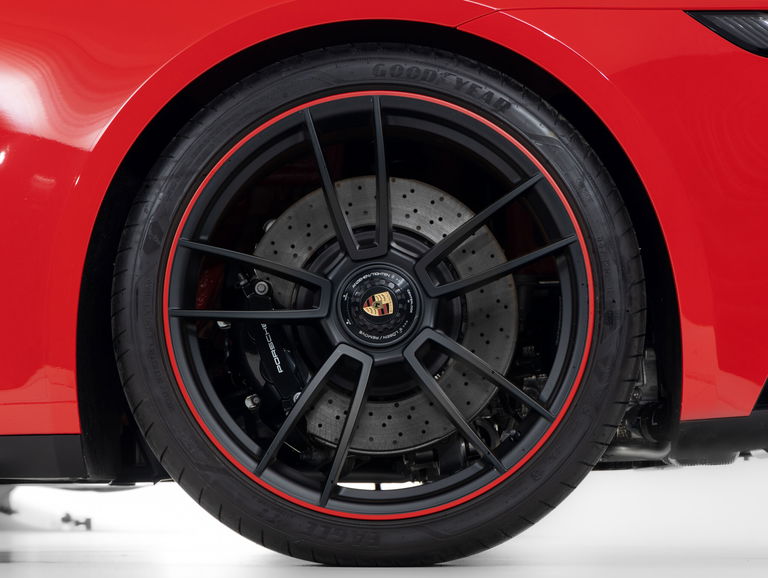 Porsche 992 Carrera 4 GTS