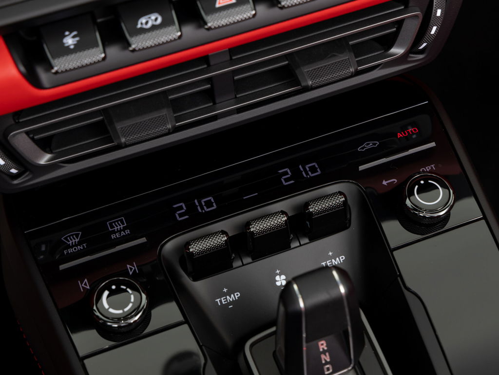 Porsche 992 Carrera 4 GTS