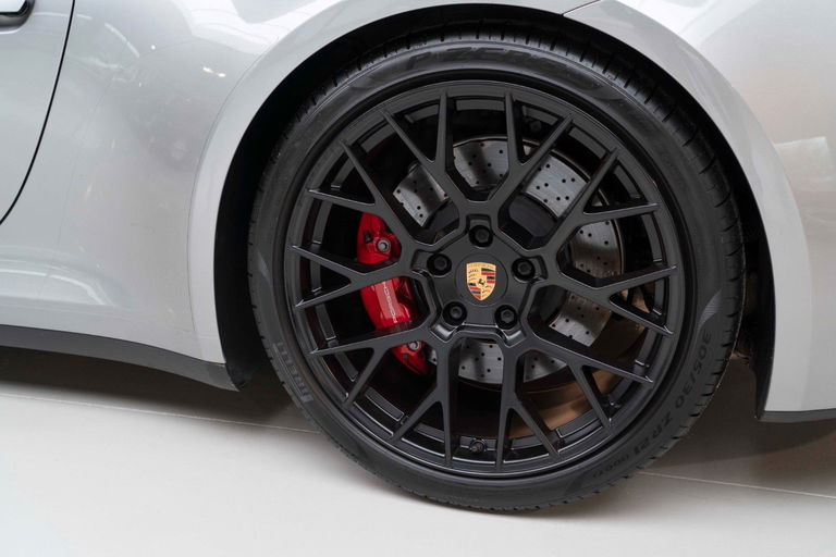 Porsche 992 Carrera 4 GTS