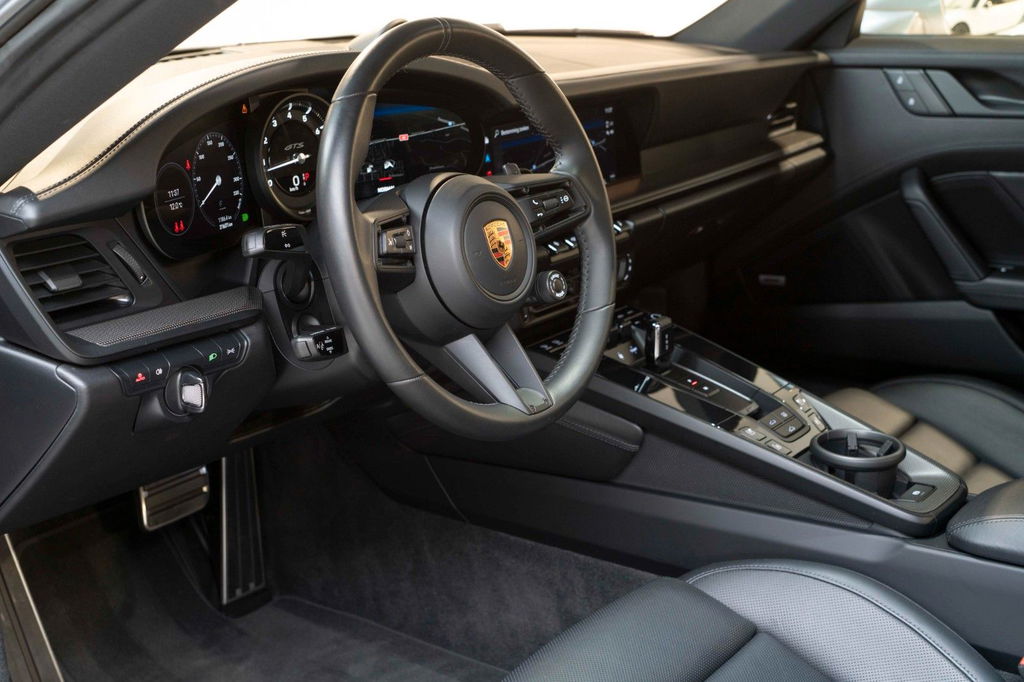 Porsche 992 Carrera 4 GTS