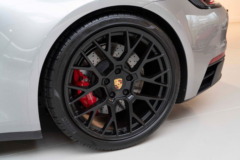 Porsche 992 Carrera 4 GTS