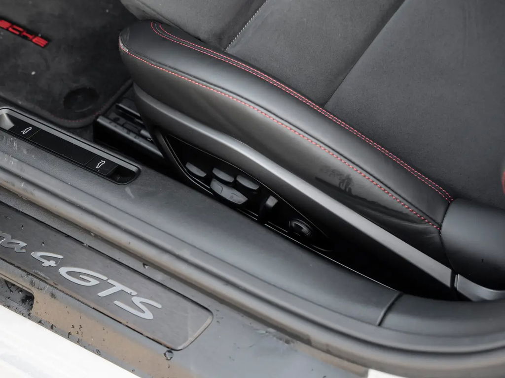 Porsche 992 Carrera 4 GTS