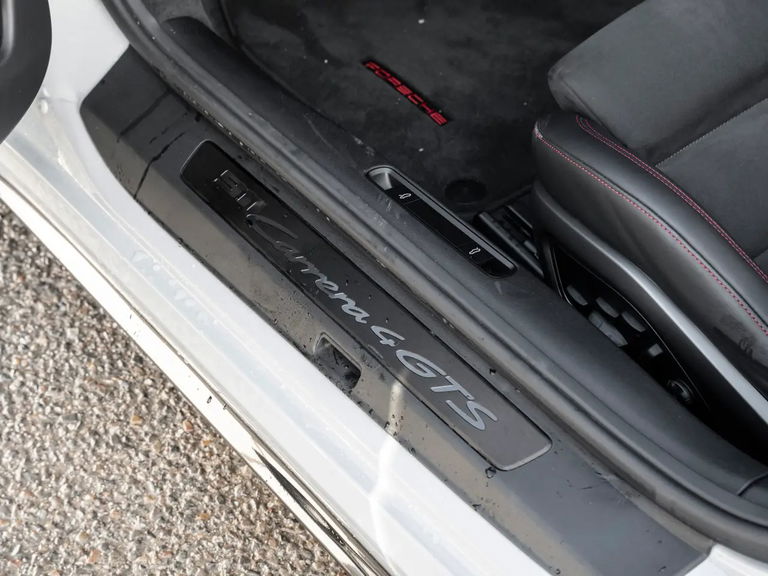 Porsche 992 Carrera 4 GTS