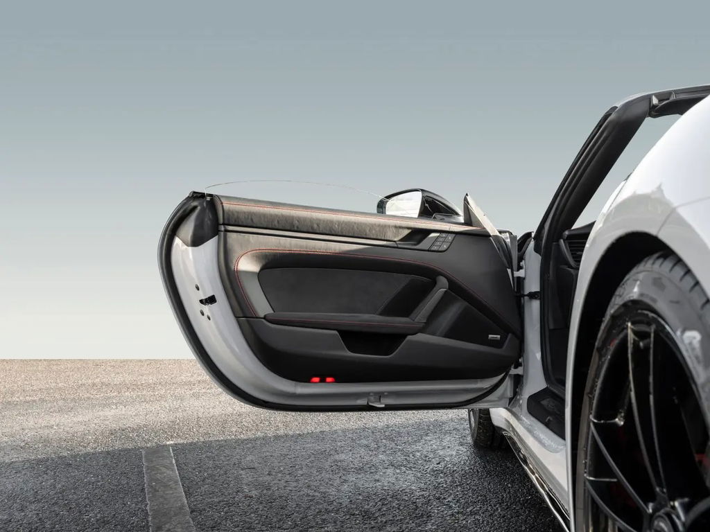 Porsche 992 Carrera 4 GTS