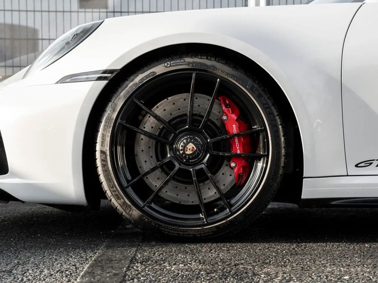 Porsche 992 Carrera 4 GTS