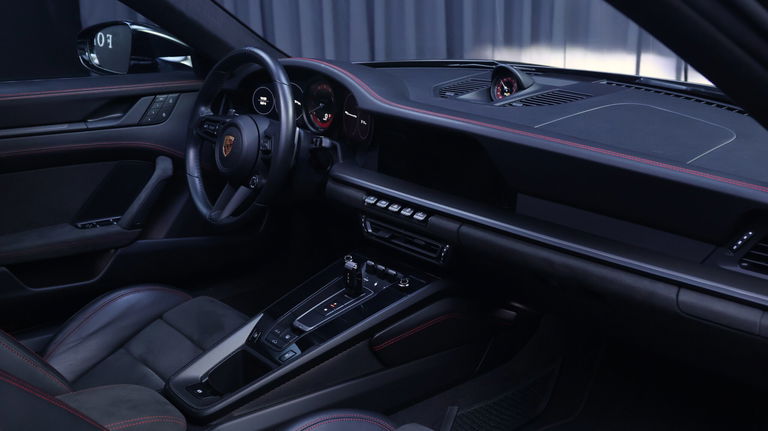 Porsche 992 Carrera 4 GTS