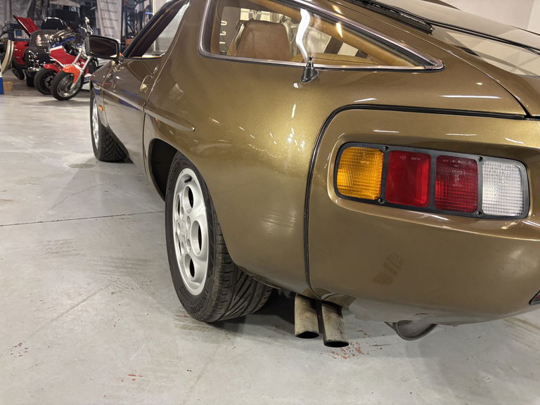 Porsche 928