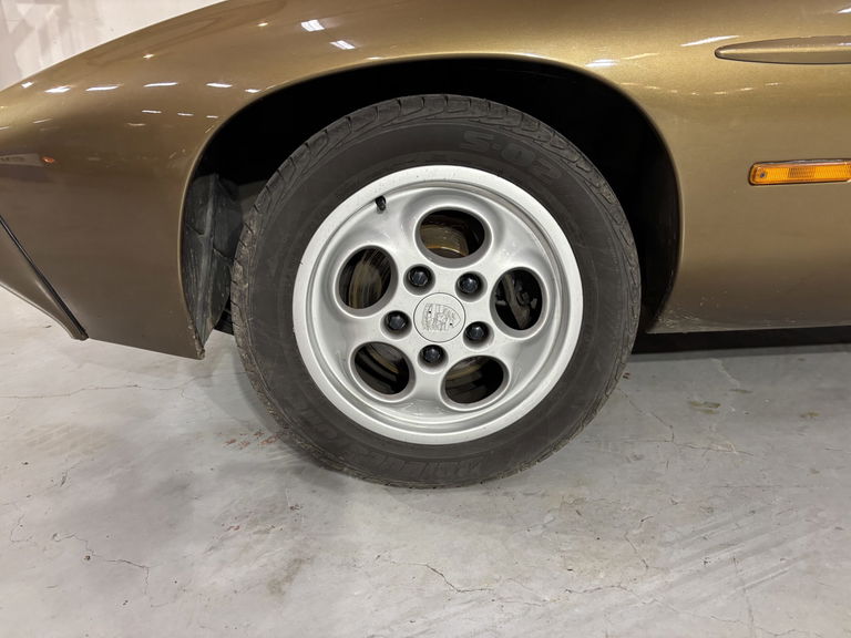 Porsche 928