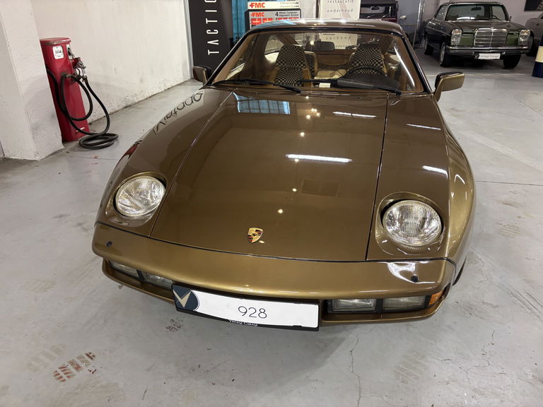 Porsche 928