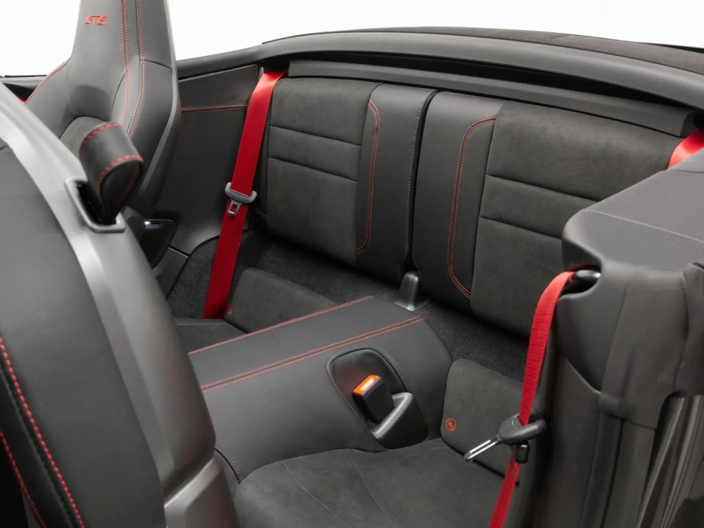 Porsche 992 Carrera 4 GTS