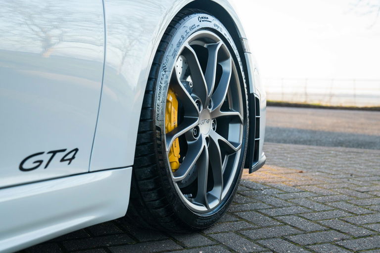 Porsche 718 Cayman GT4