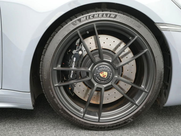 Porsche 992 Carrera 4 GTS