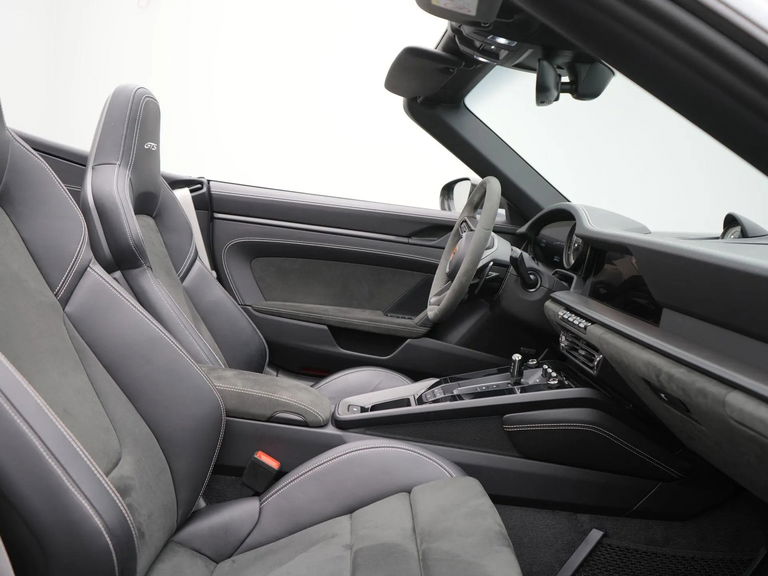 Porsche 992 Carrera 4 GTS