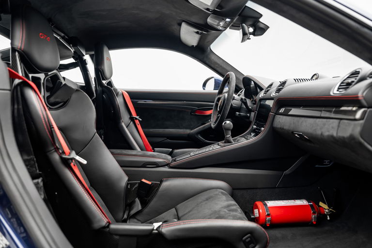 Porsche 718 Cayman GT4