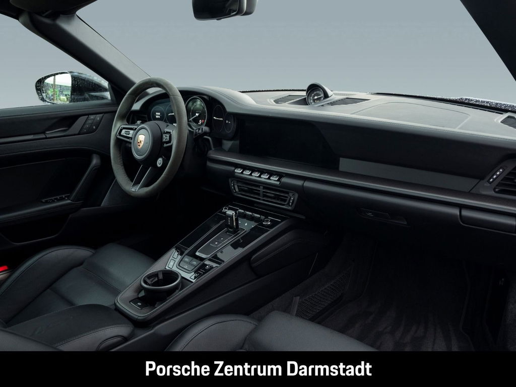 Porsche 992 Carrera 4 GTS