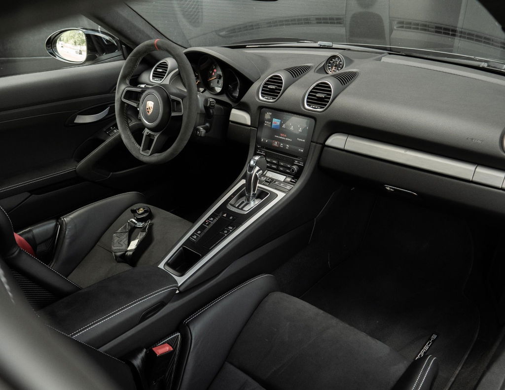 Porsche 718 Cayman GT4