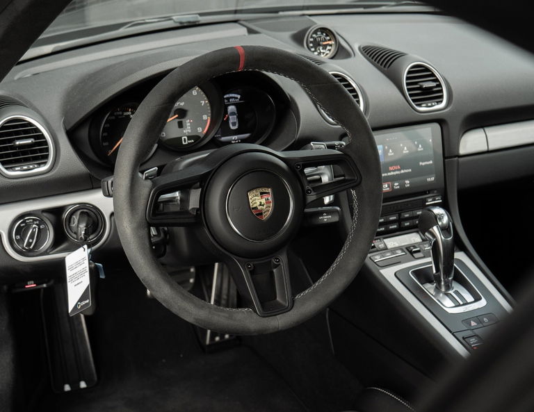 Porsche 718 Cayman GT4