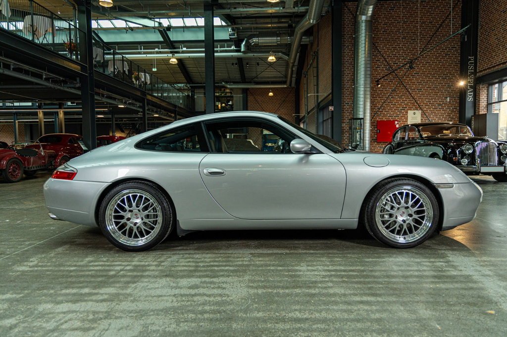 Porsche 996 Carrera 4