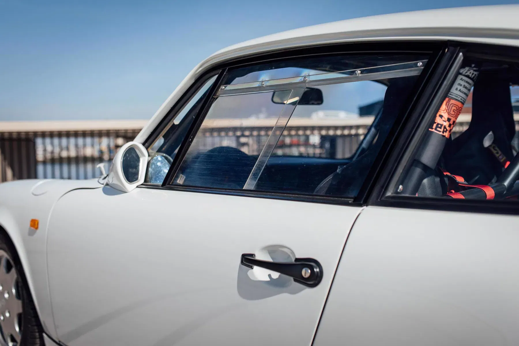 Porsche 964 Carrera 4 Leichtbau
Porsche 964 Carrera 4 Lightweight
Makrolon window